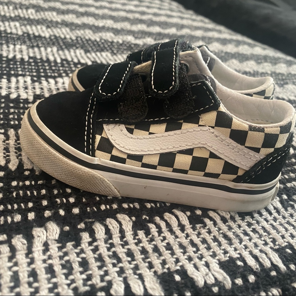 VANS
Baby Black & White Checkerboard Old Skool Sneakers